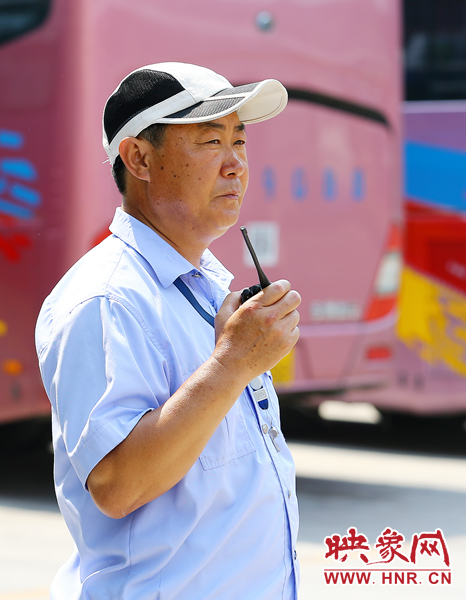 小小的遮陽(yáng)帽在烈日下顯得力不從心