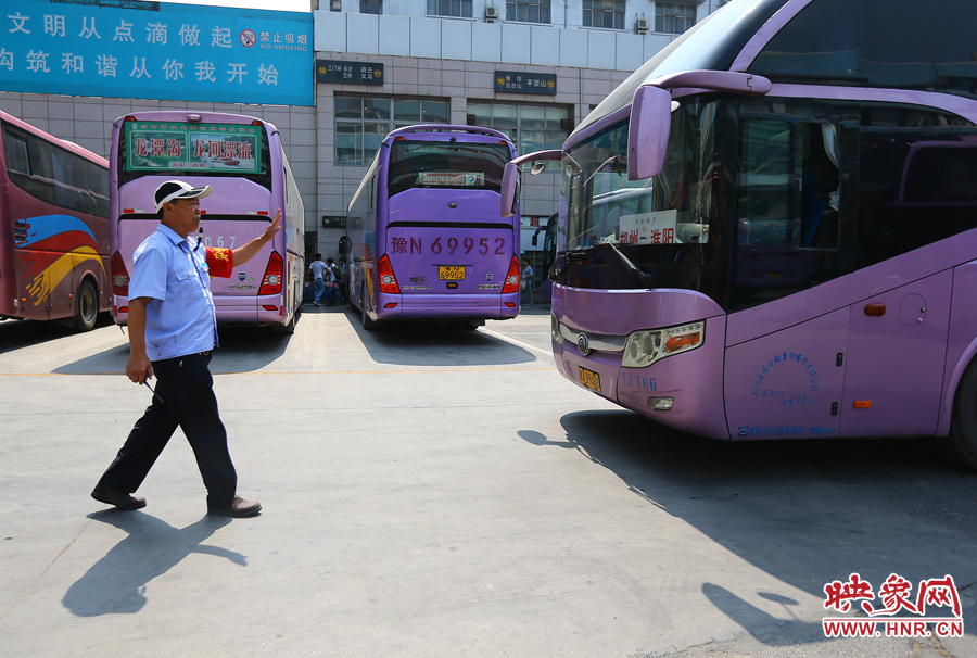 龐大的長(zhǎng)途客車(chē)，在調(diào)度員的指揮下井井有條