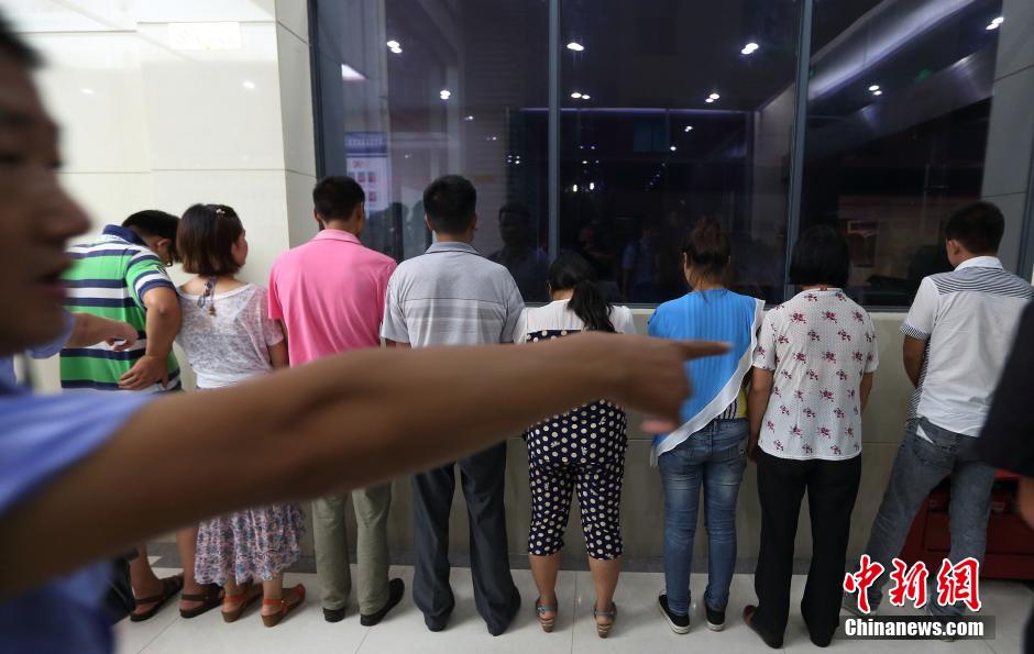 7月24日晚,南京警方將抓獲的以福建、江西、河南、湖北、黑龍江等多個(gè)外省市的涉及傳銷人員集中帶回。