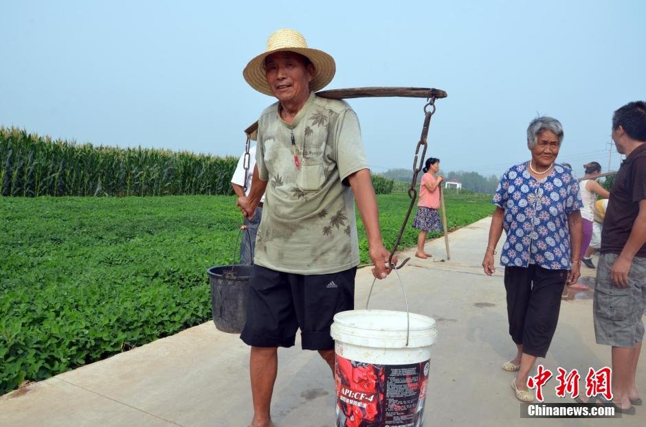 每天排隊取水，廢水循環(huán)使用已成為該村老少的生活習(xí)慣。