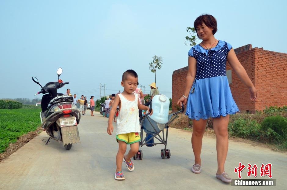 村民每天排隊取水。