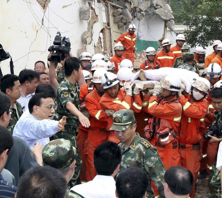 李克強總理察看震中災(zāi)情為生命讓路 李克強總理察看震中災(zāi)情為生命讓路