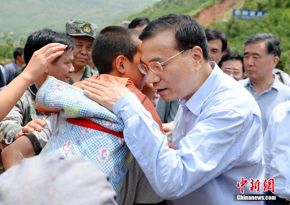 李克強總理察看震中災(zāi)情為生命讓路 李克強總理察看震中災(zāi)情為生命讓路