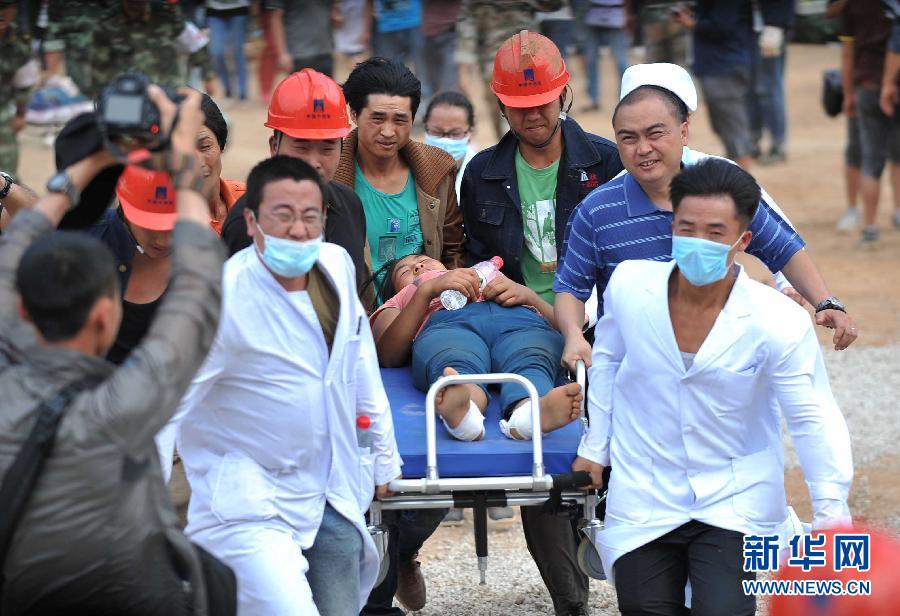 8月5日，在魯?shù)榭h龍頭山鎮(zhèn)，醫(yī)護人員準備將傷員轉(zhuǎn)運到直升機。