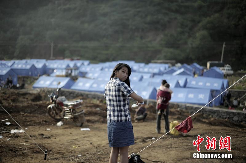 云南昭通龍頭山鎮(zhèn)受災(zāi)群眾安置點，上千災(zāi)民被安置在此，開始新的生活。