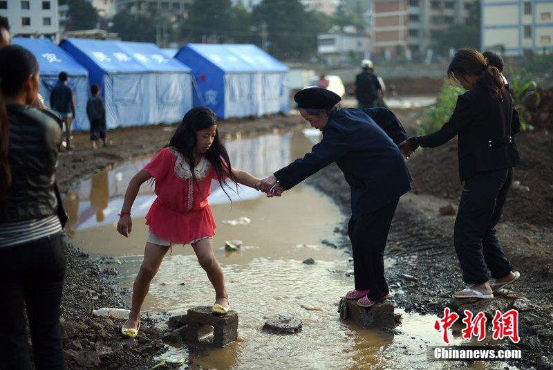 2014年8月6日，云南魯?shù)辇堫^山災(zāi)區(qū)，民眾暫居帳篷。