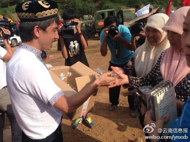 　“切糕王子”阿迪力帶著重達(dá)5噸、價(jià)值50萬(wàn)元的切糕于7日下午抵達(dá)魯?shù)榈卣鹫鹬旋堫^山鎮(zhèn)。