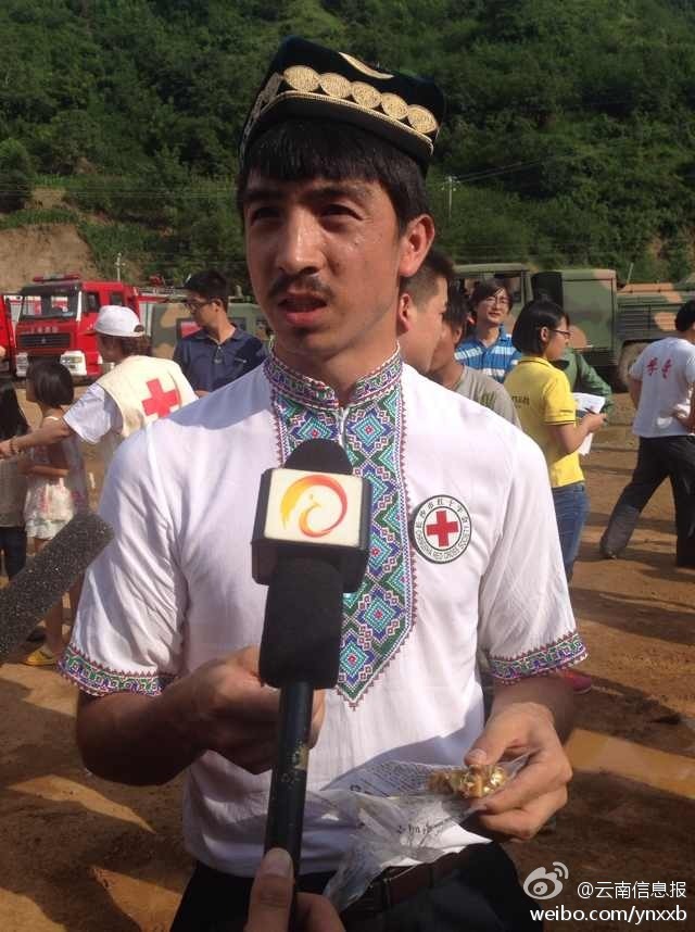 “切糕王子”阿迪力帶著他1萬(wàn)斤的切糕自長(zhǎng)沙抵達(dá)了龍頭山鎮(zhèn)。