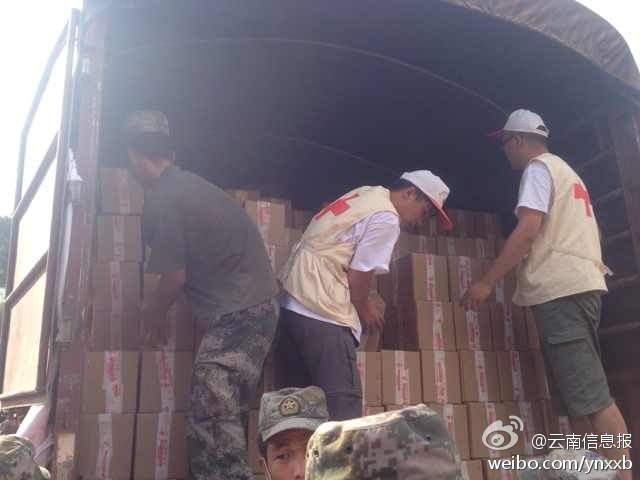 第14集團(tuán)軍官兵協(xié)助阿迪力將1100余箱切糕從貨車上卸下。