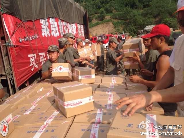 第14集團(tuán)軍官兵協(xié)助阿迪力將1100余箱切糕從貨車上卸下。