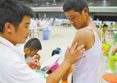 　南京天氣炎熱，地表溫度有時達(dá)到40℃以上，烈日下孩子們的衣服濕了又干、干了又濕。