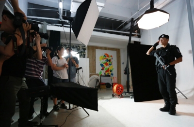 拍起大片來，特警也是一絲不茍。