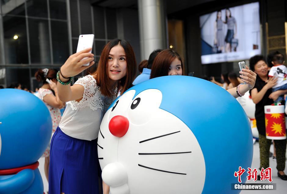 圖為成都民眾與哆啦A夢合影留念。