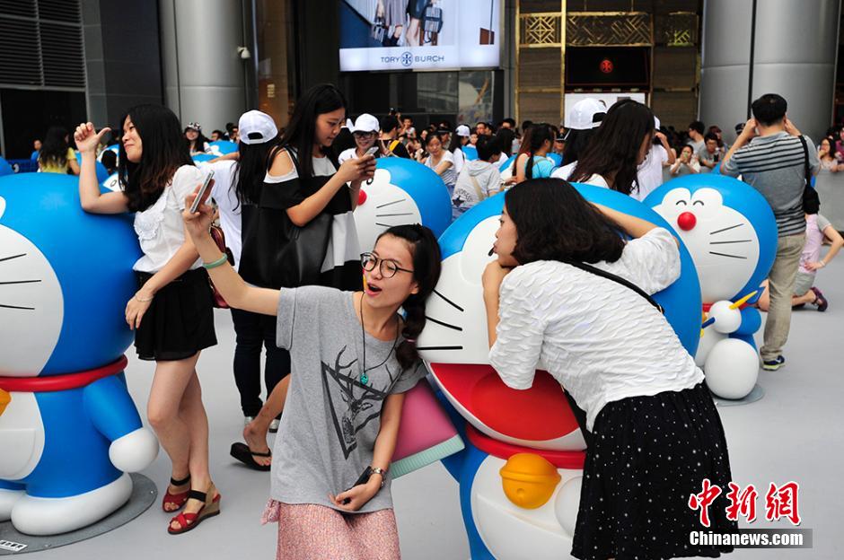 圖為成都民眾與哆啦A夢合影留念。