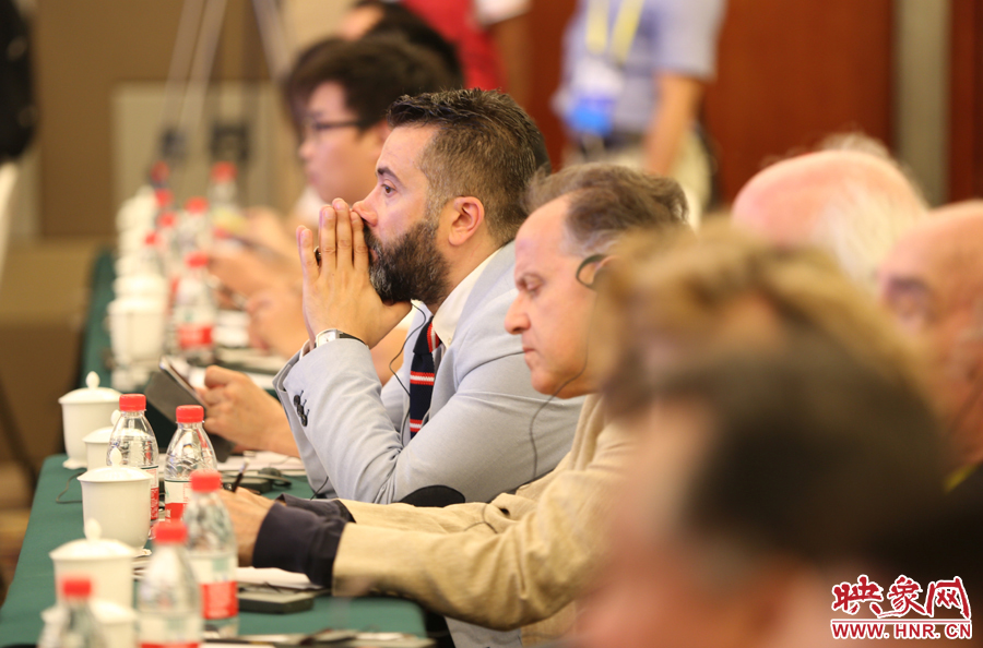 認(rèn)真聽講的外國嘉賓。