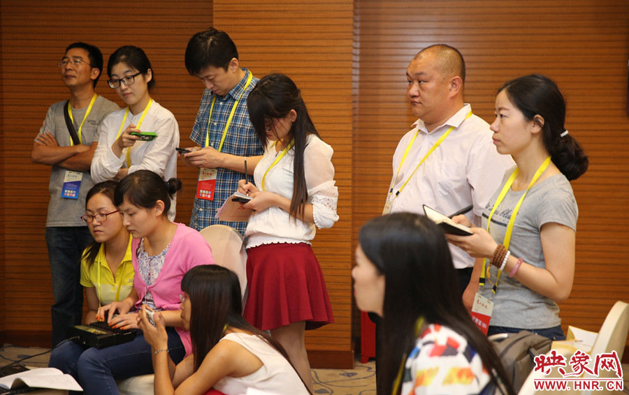  媒體記者集中采訪專家學(xué)者。