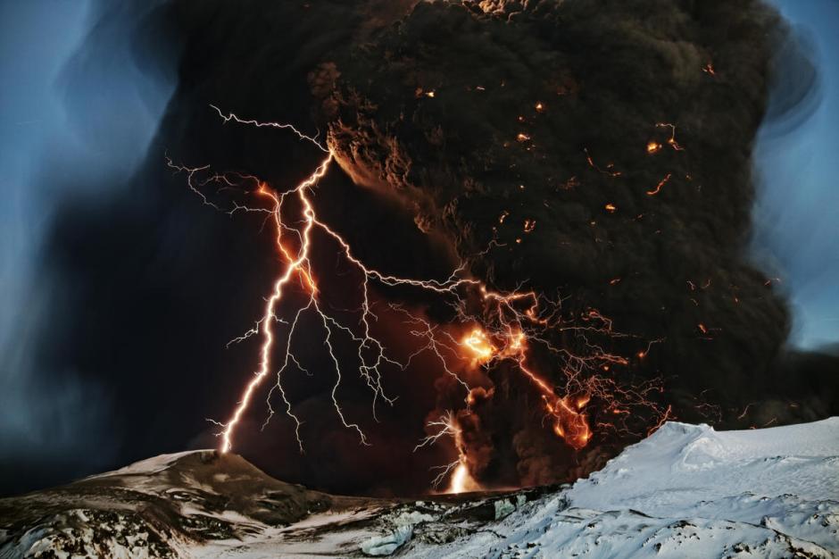 美媒刊發(fā)閃電劃過天空瞬間震撼照片 美媒刊發(fā)閃電劃過天空瞬間震撼照片