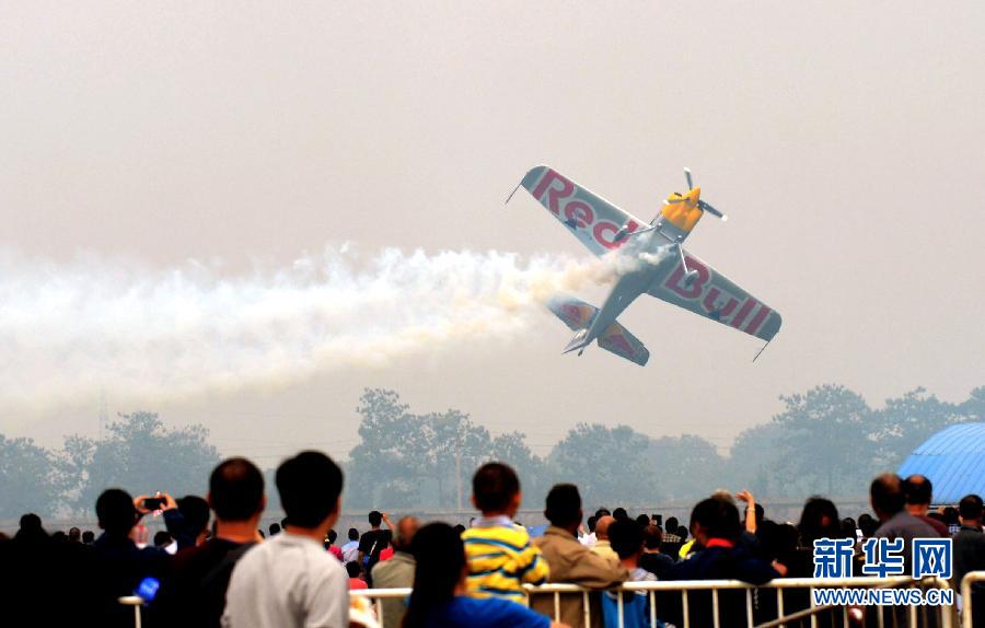 　9月13日，特技隊(duì)員在進(jìn)行空中飛行表演。