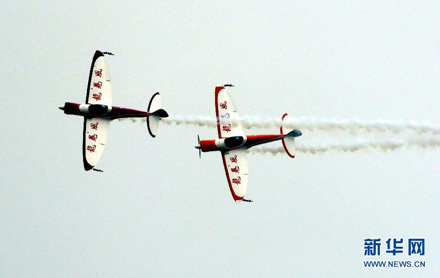 9月13日，特技隊(duì)員在進(jìn)行空中飛行表演。