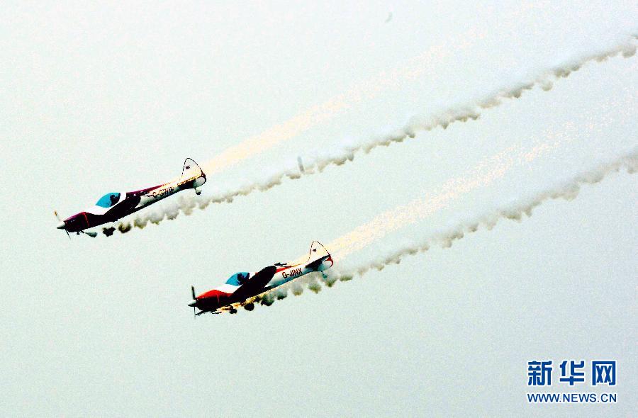 9月13日，特技隊(duì)員在進(jìn)行空中飛行表演。