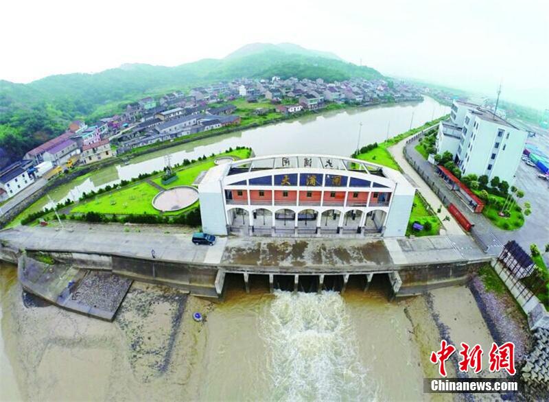 臺風(fēng)“鳳凰”登陸浙江 狂風(fēng)掀起巨浪