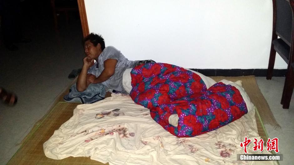 9月22日晚，在象山高塘島鄉(xiāng)的烏巖頭村的農(nóng)民安置點(diǎn)里，70多名外來務(wù)工人員正在休息。