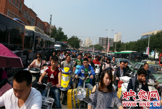 在一些易堵路段車輛仍然“寸步難行”。