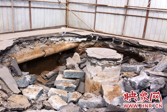 此次路面塌陷的直徑約為3米，深度有2米左右，坑內(nèi)布滿了碎石，路面下方20厘米左右。