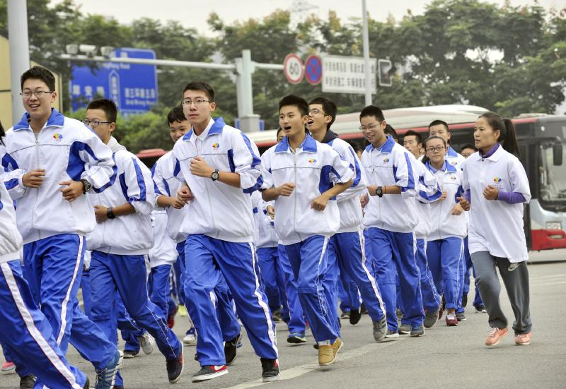 10月14日，成都七中萬達(dá)學(xué)校實(shí)行三年跑六百公里才能畢業(yè)，現(xiàn)場(chǎng)學(xué)生開始長(zhǎng)跑。