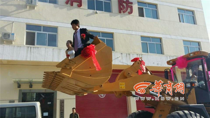 陜西小伙開8臺(tái)裝載機(jī)接新娘。