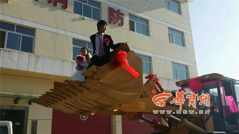 陜西小伙開8臺(tái)裝載機(jī)接新娘。