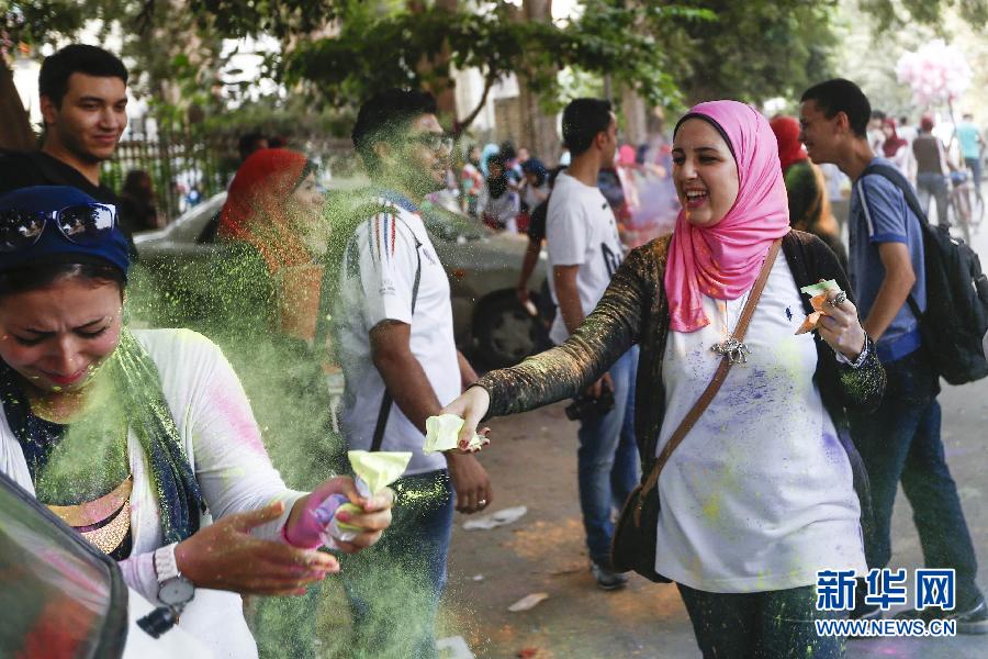 10月16日，在埃及首都開羅，一名女青年在“彩色跑”活動中拋撒彩色粉末。