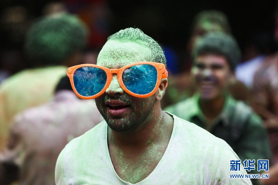 10月16日，在埃及首都開羅，一名男青年在“彩色跑”活動中奔跑。