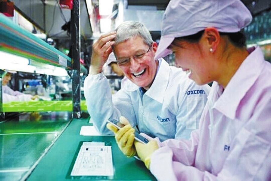 圖為蒂姆·庫克和一名女工在熱烈地交談。