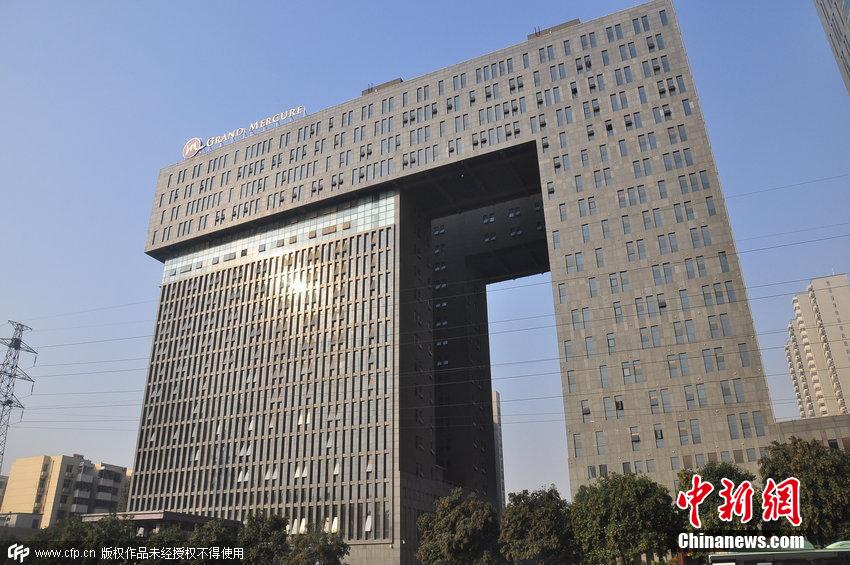 鄭州又現(xiàn)奇葩建筑 大門(mén)酷似“大褲衩”