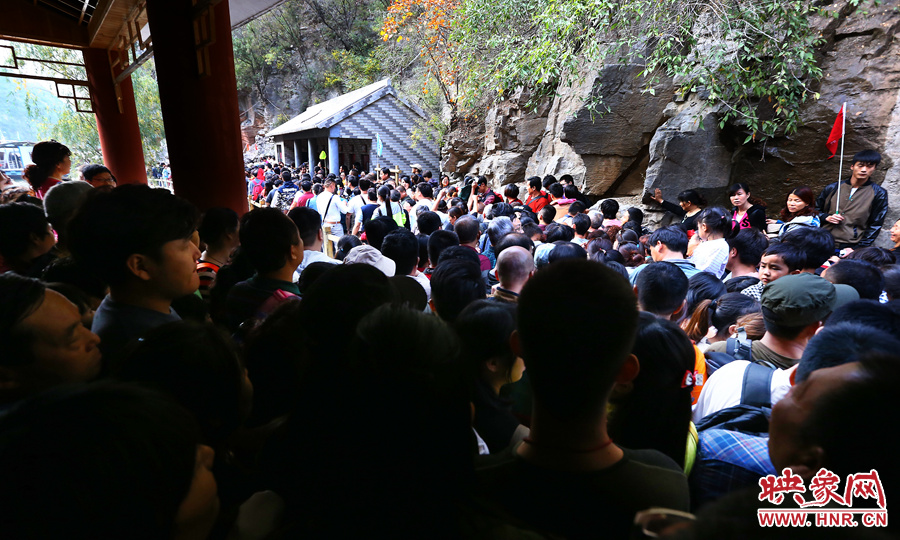 不到百米的碼頭上，等待上船的幾百名游客擁擠在一起