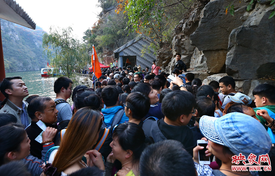 由于景區(qū)沒有良好的疏導(dǎo)和管理，讓游玩的游客被混亂的狀態(tài)破壞了好心情