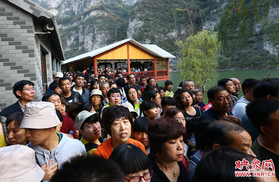 等待上船的碼頭上，游人擁擠不動