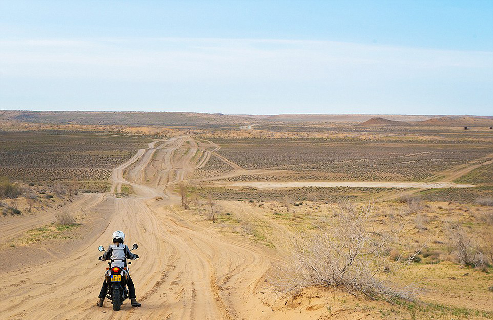 在3個(gè)月中，夫婦倆從阿姆斯特丹到達(dá)蒙古，途中經(jīng)過16個(gè)國家。