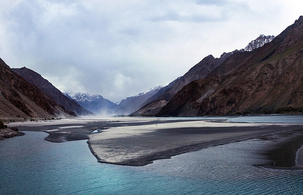 夫婦倆穿越東歐到達(dá)亞洲，沿途拍攝到許多美景。