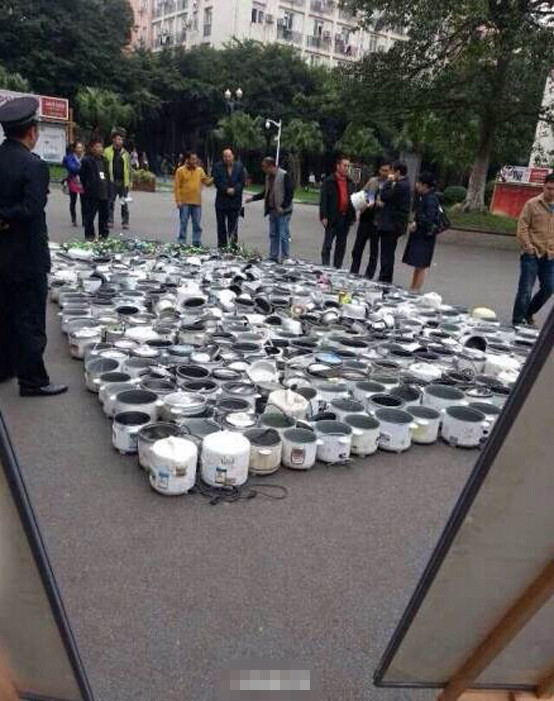 西南民族大學(xué)查寢的戰(zhàn)利品:電飯煲和熱得快 西南民族大學(xué)查寢的戰(zhàn)利品:電飯煲和熱得快