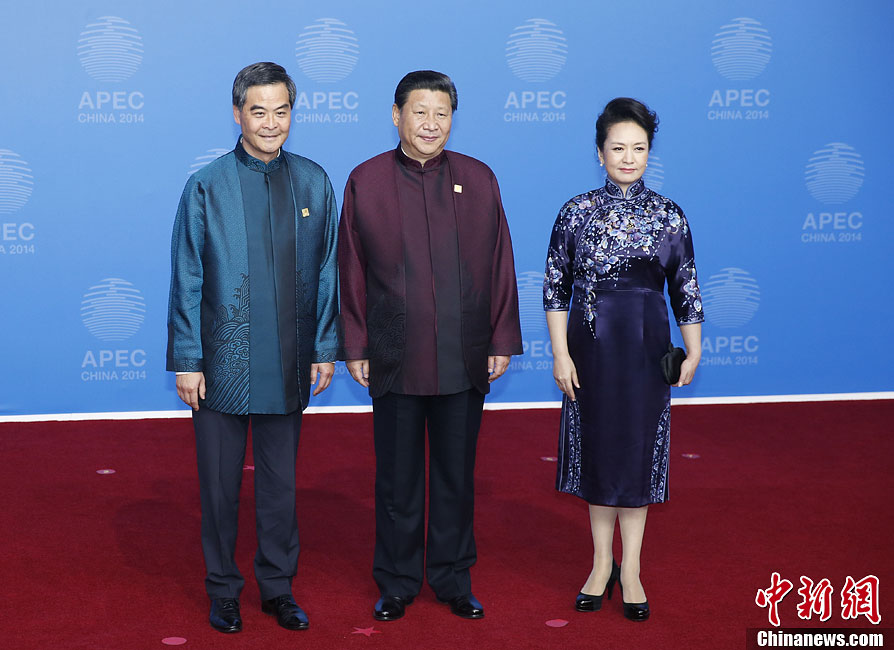 圖為習(xí)近平夫婦歡迎中國香港特別行政區(qū)行政長官梁振英。中新社發(fā) 杜洋 攝