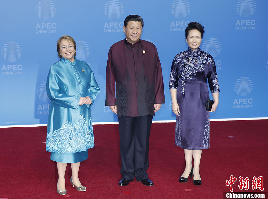 圖為習(xí)近平夫婦歡迎智利總統(tǒng)巴切萊特。中新社發(fā) 杜洋 攝