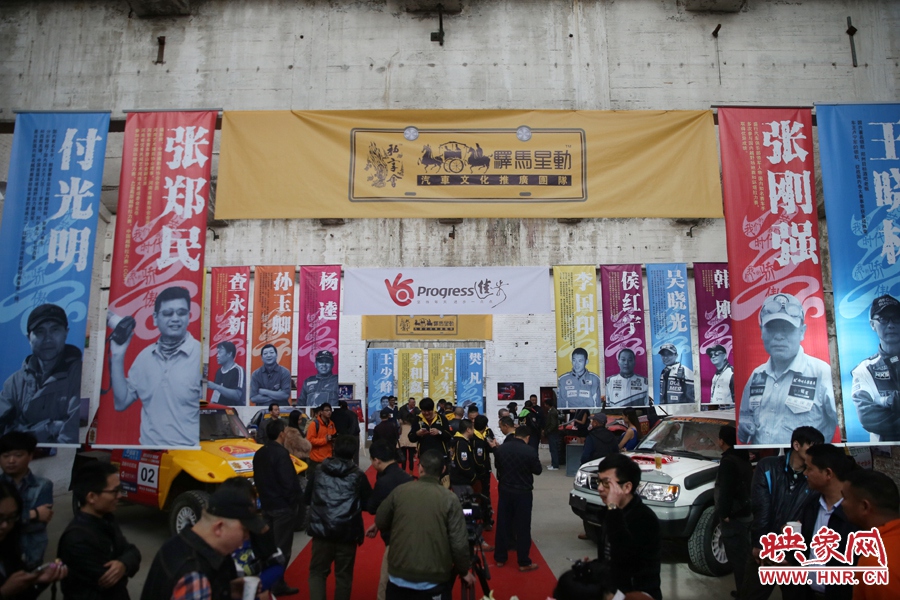 11月11日，河南30年賽車歷程《賽車手眼里的世界》攝影展開展。