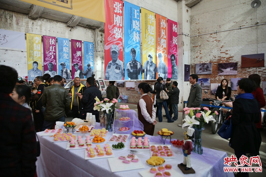 影展現(xiàn)場介紹河南籍賽車的手條幅掛滿展室。