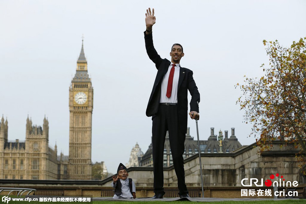 當(dāng)?shù)貢r(shí)間2014年11月13日，英國倫敦，世界上最矮的男子錢德拉·巴哈杜爾·唐吉與世界上最高的男子蘇