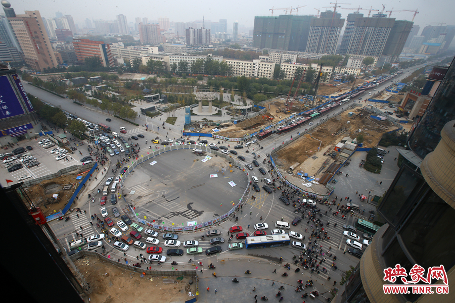 金水路未來路交叉口的圍擋，給原本擁堵的交通增加了更大的壓力