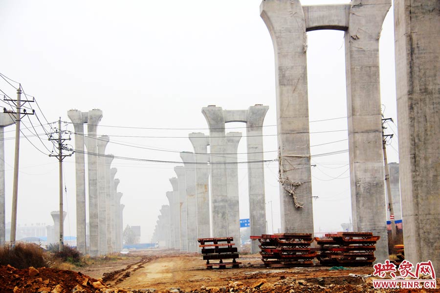 南北方向已架起數(shù)百根橋墩，一眼望不到邊際。