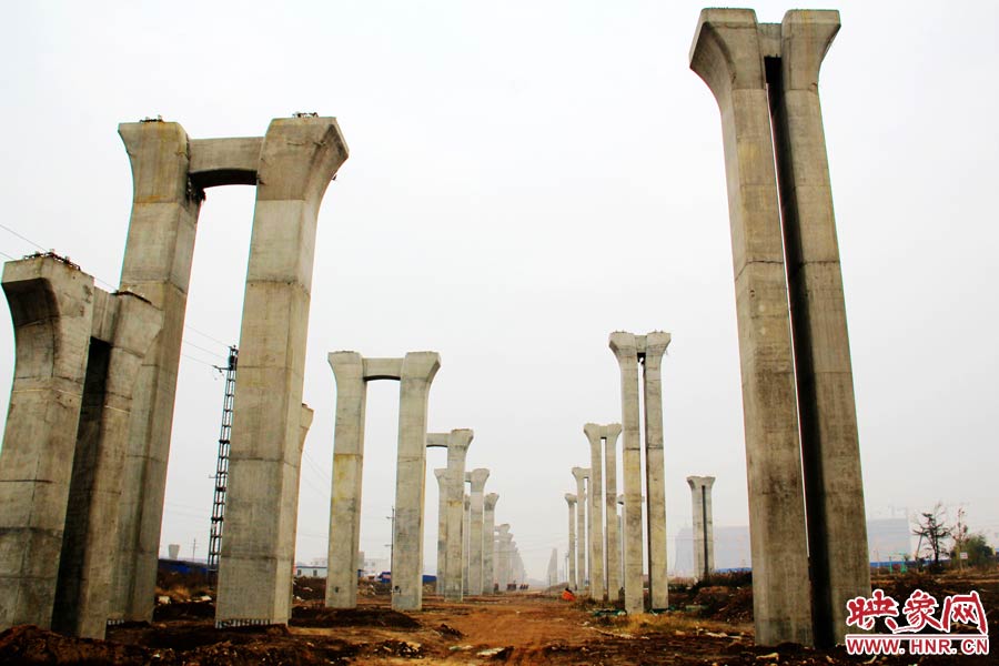 橋墩聳立，一片荒涼。