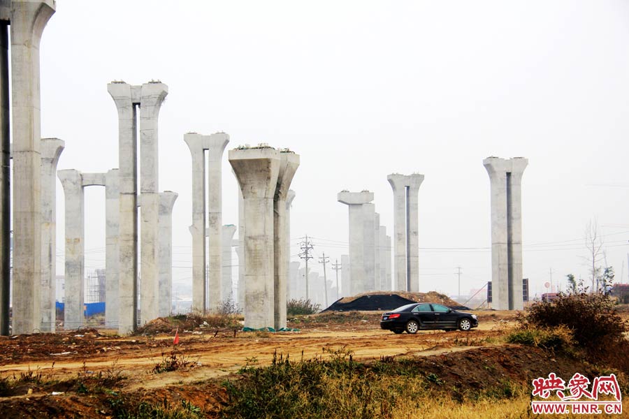施工項(xiàng)目部偶爾會(huì)有車輛來往。